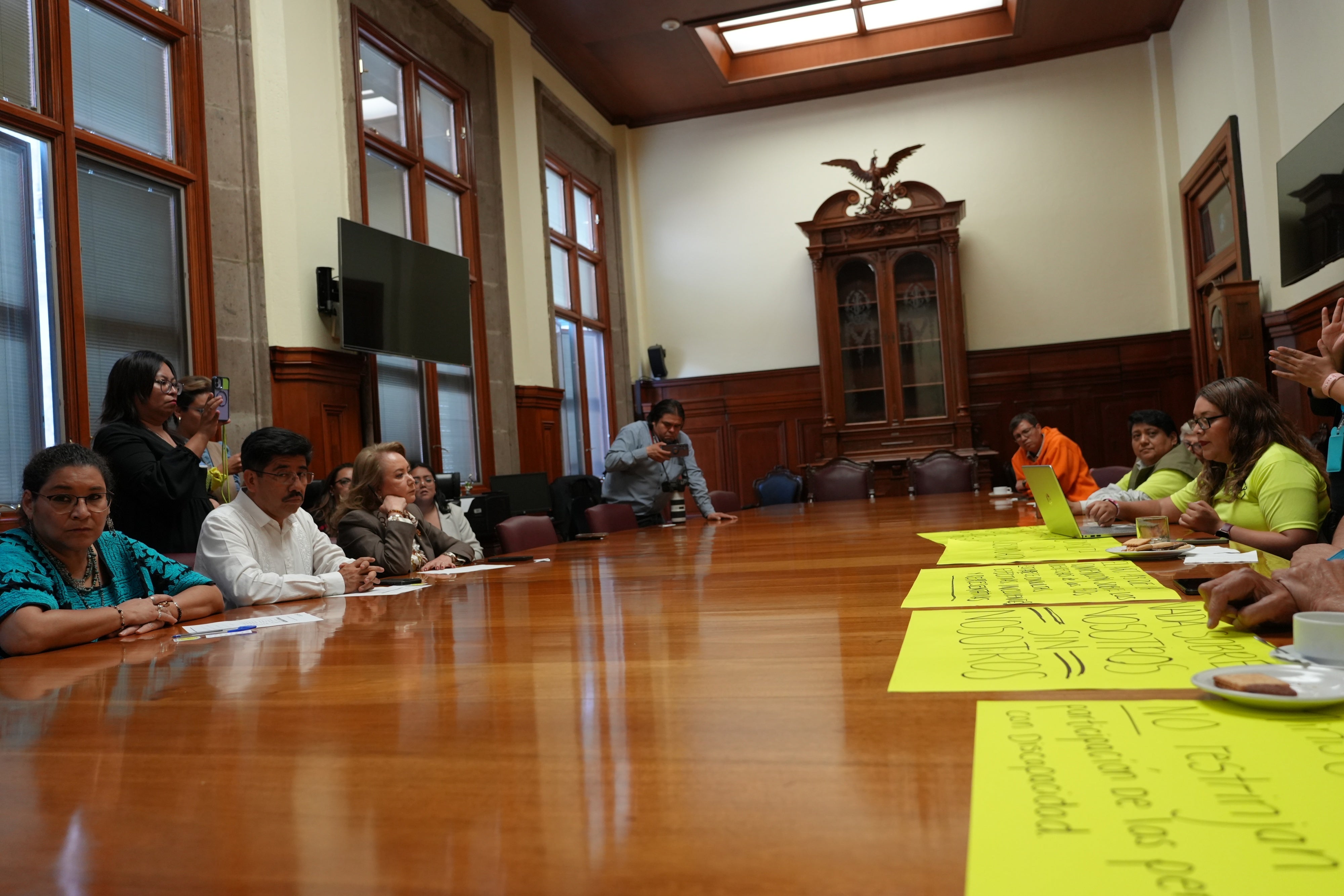 Martha García and a group of representatives from organizations of people with disabilities meet in a Mexico Supreme Court chamber with Justice Hugo Aguilar Ortiz and Justices Lenia Batres and Yasmín Esquivel.