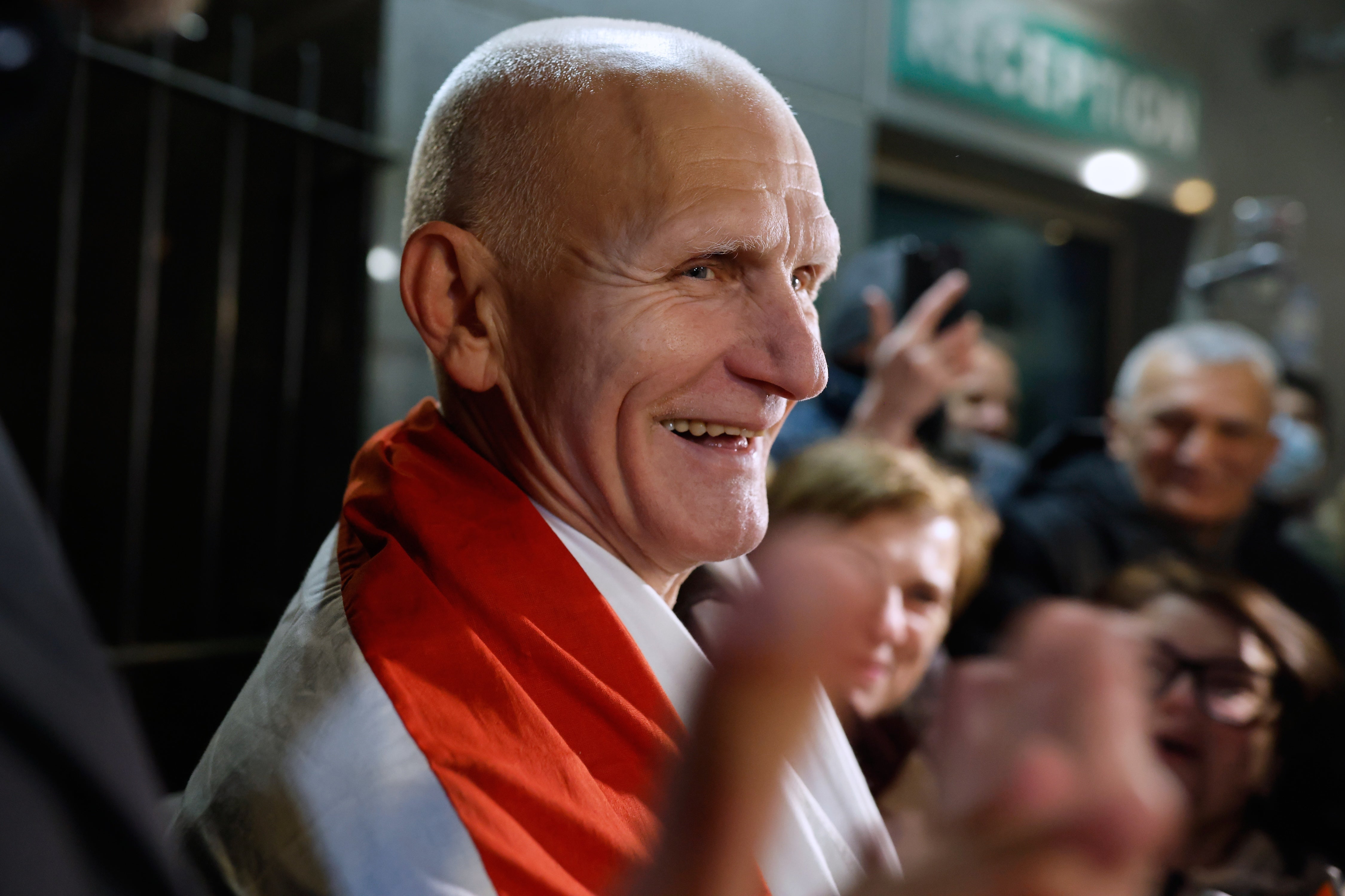 Лауреат Нобелевской премии мира Алесь Беляцкий по прибытии к посольству США в Вильнюсе (Литва), 13 декабря 2025 года