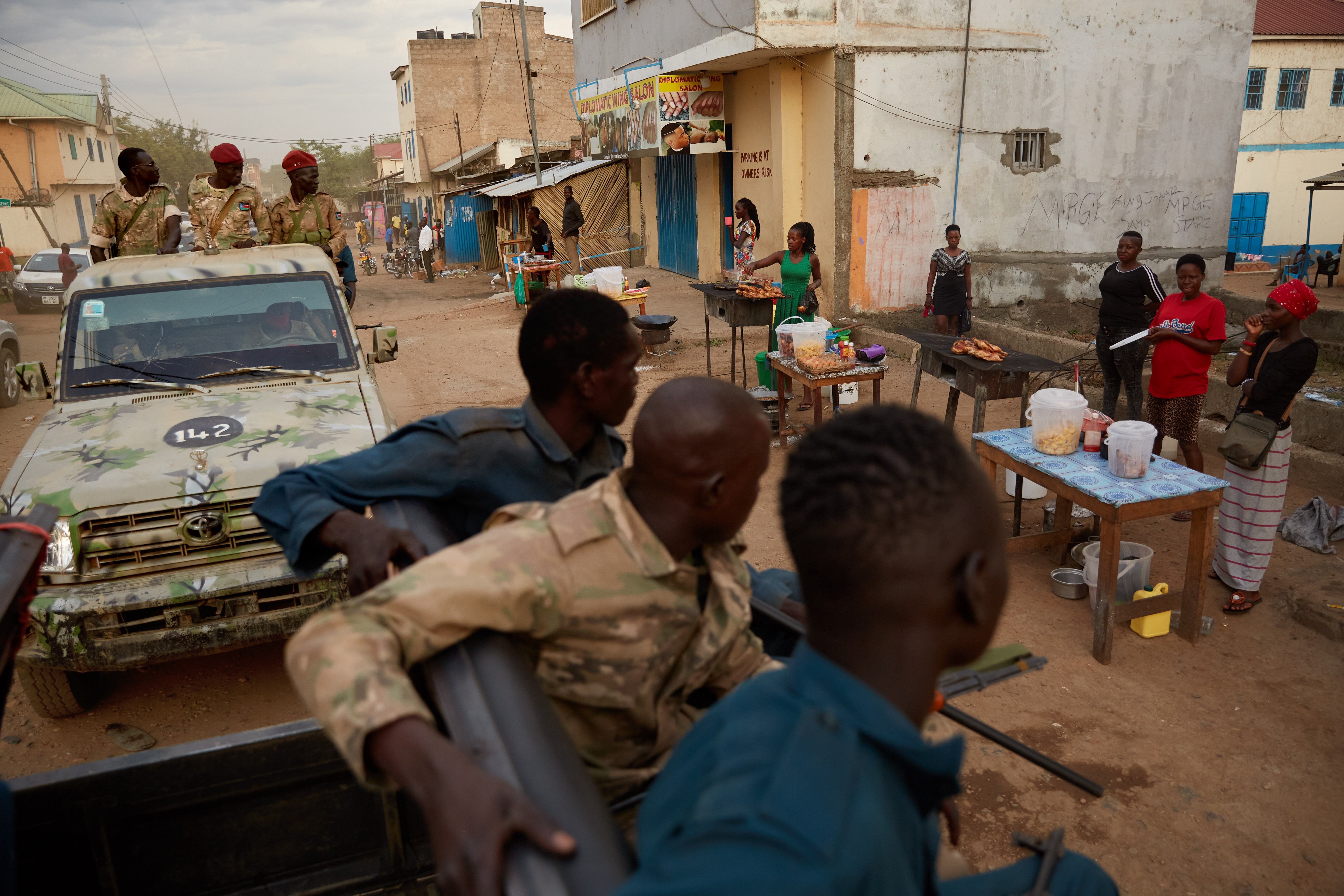 Des membres des forces de sécurité patrouillaient à bord de véhicules dans une rue de Juba, au Soudan du Sud, le 9 avril 2020.