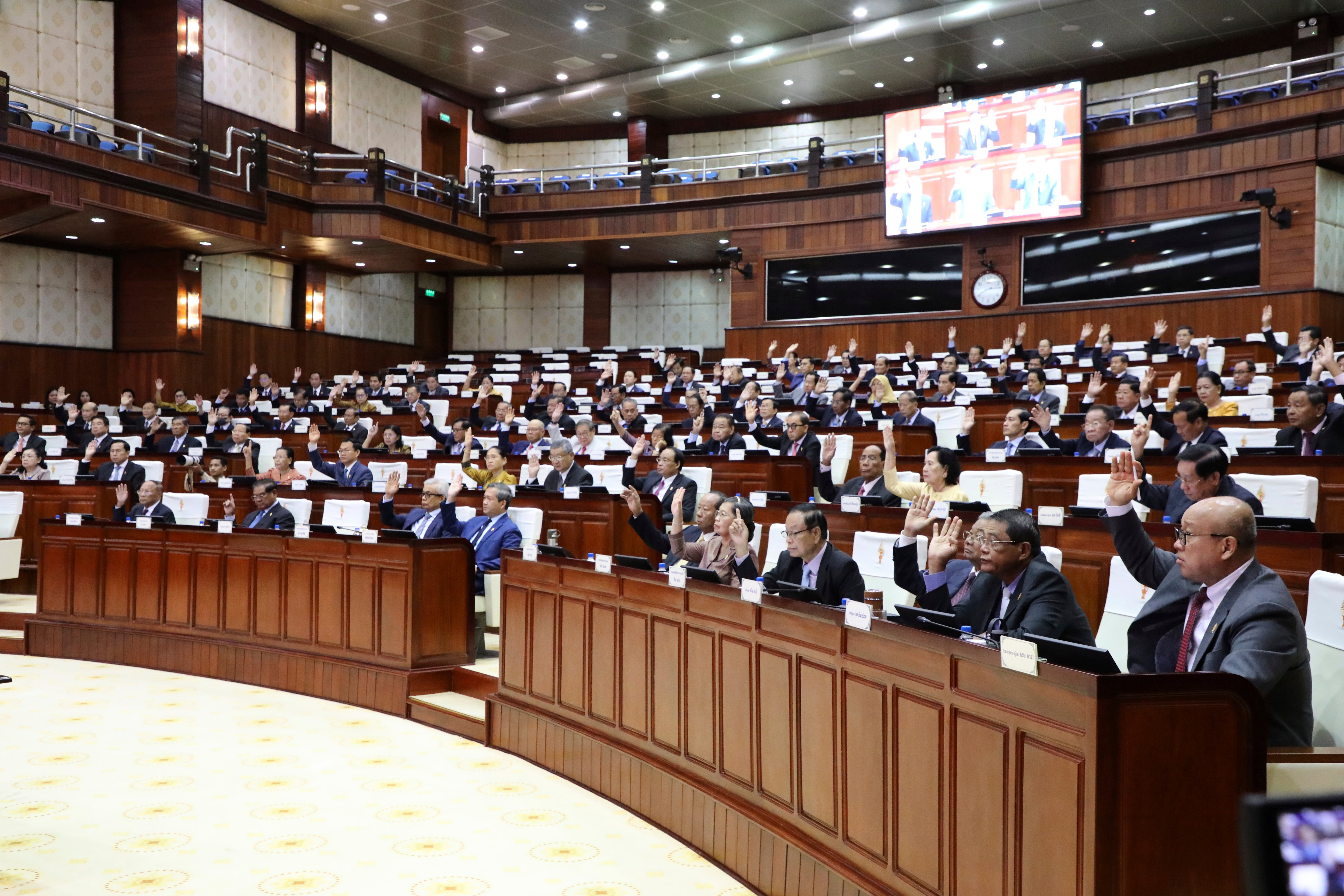Cambodian lawmakers attend a National Assembly session to consider a draft amendment to the nationality law, Phnom Penh, August 25, 2025.