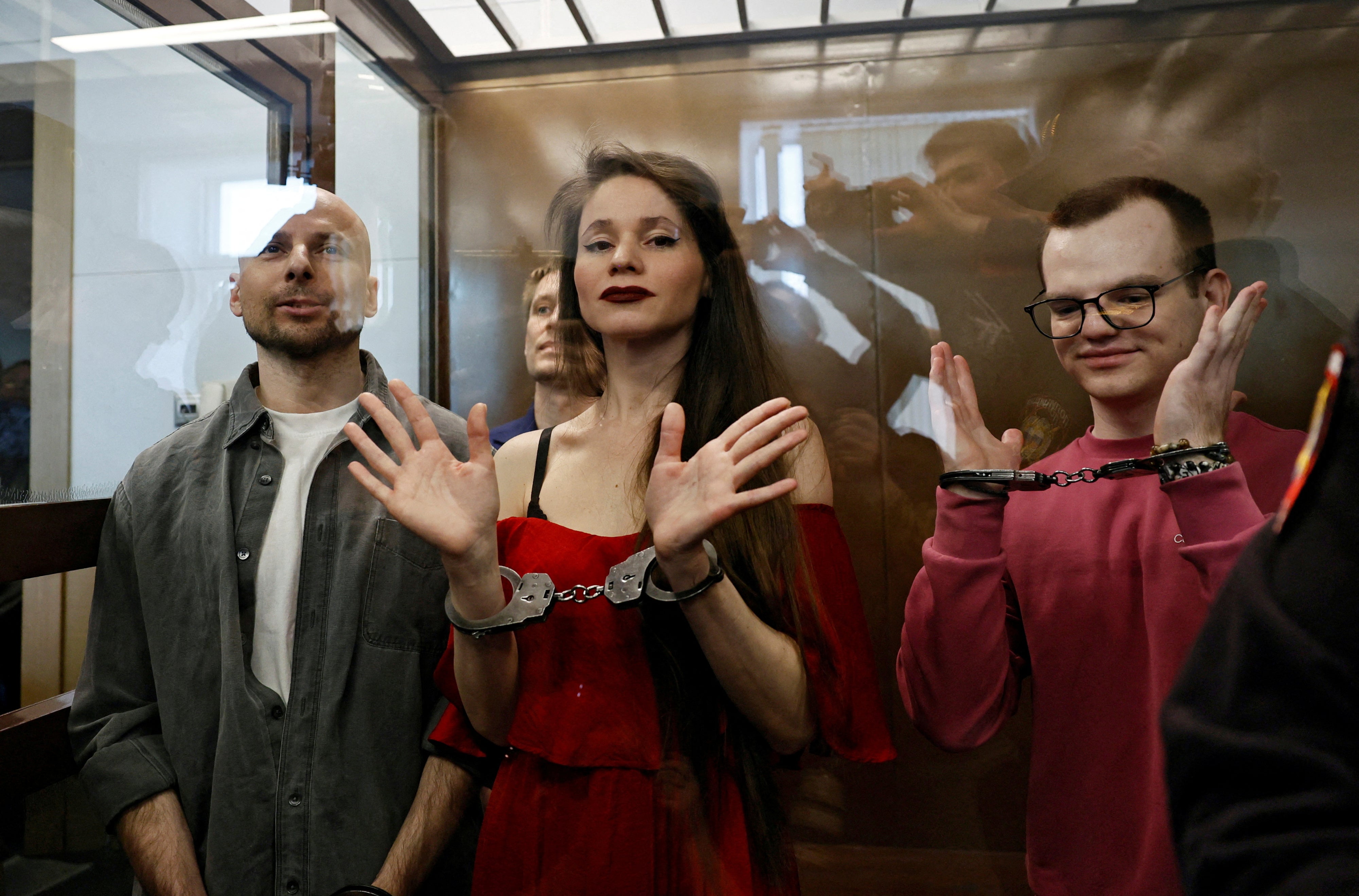 Die Journalist*innen Sergei Karelin, Konstantin Gabov, Antonina Favorskaya und Artem Kriger, denen vorgeworfen wird, sich an den Aktivitäten einer „extremistischen” Organisation beteiligt zu haben, gegründet vom verstorbenen Oppositionspolitiker Alexei Navalny, bei einer Gerichtsverhandlung in Moskau, Russland, am 15. April 2025.