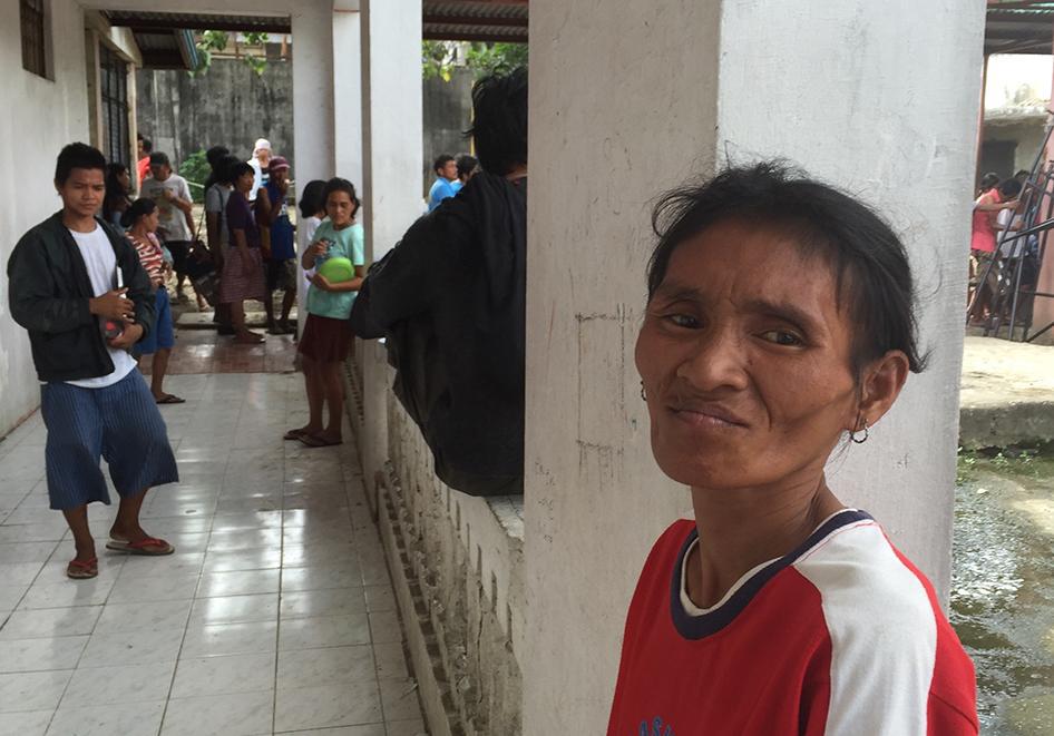 33岁、跛足的“诺拉”，在11月11日夜间被市政府从街上拉走。她说官员把她丢上硬板卡车，造成她的背部和双腿淤伤。2015年11月13日。