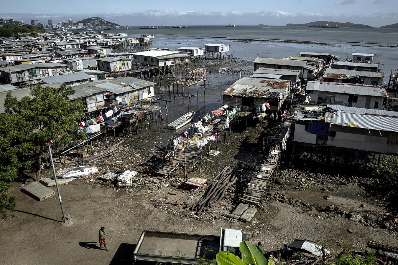 Des maisons sur pilotis dans un quartier pauvre de Port Moresby, la capitale de la Papouasie-Nouvelle-Guinée.