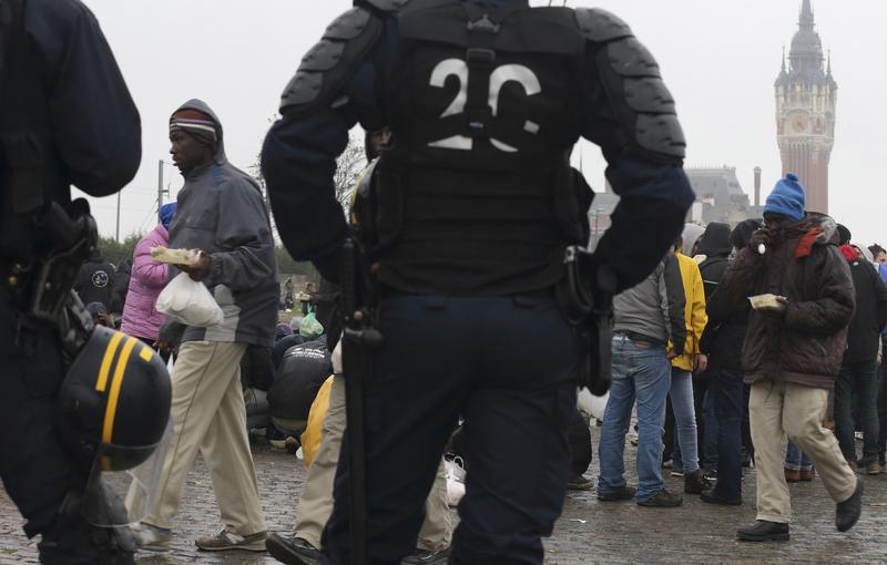 calais migrants police