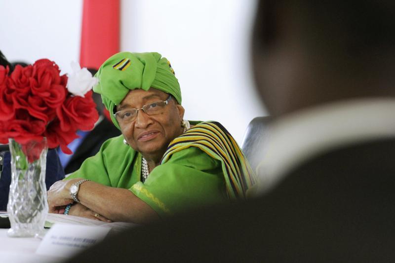 Liberia President Ellen Johnson Sirleaf (L) smiles during a meeting at City Hall in Monrovia, January 30, 2013.