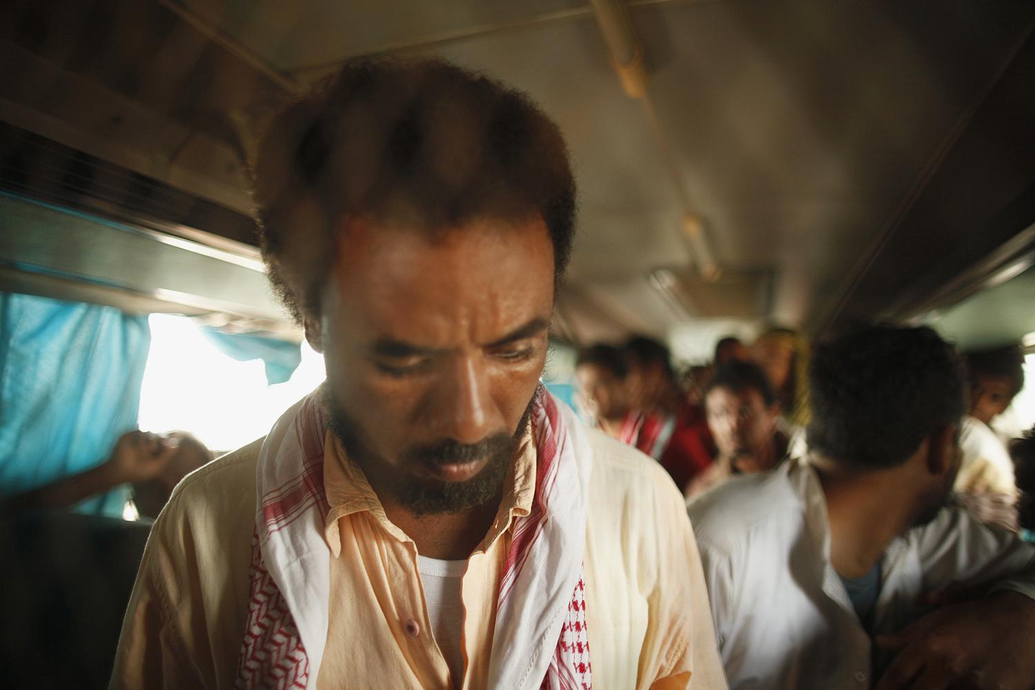 Yemeni workers being deported through Saudi Arabia’s al-Tuwal border gate with Yemen, November 17, 2013.  © 2013 REUTERS/Khaled Abdullah