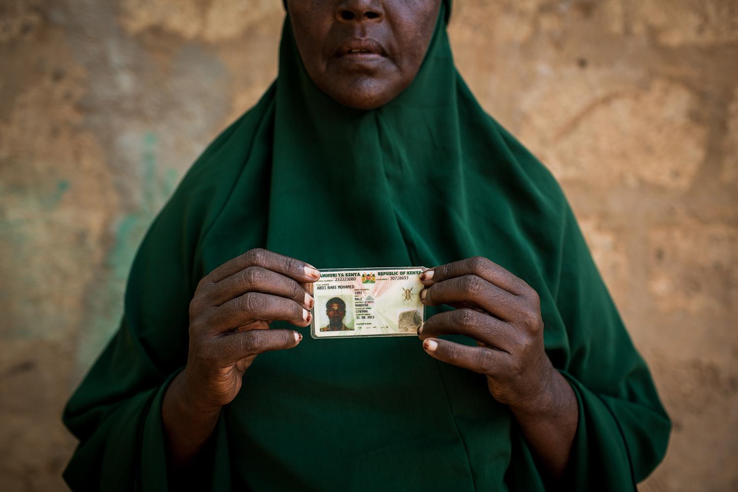 Une femme kenyane, Zeinab Bulley Hussein, montre la carte d'identité de son fils Abdi Bare Mohamed, dont le corps a été retrouvé à 18 kilomètres de Mandera (nord-est du Kenya), trois semaines après son arrestation par des policiers devant le domicile fami