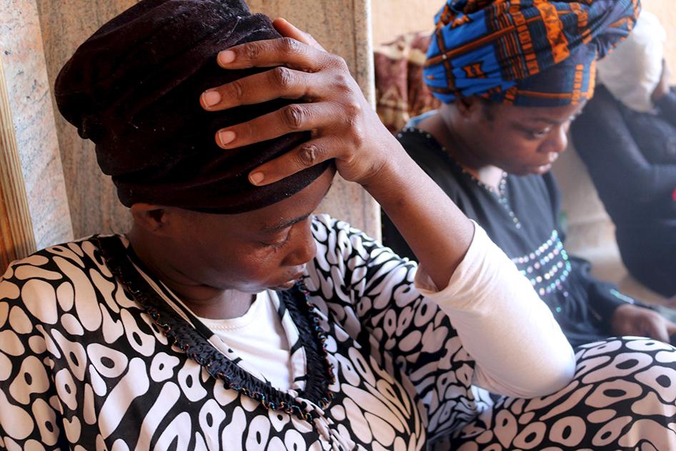 مهاجرون يجلسون في مركز احتجاز في طرابلس بعد أن اعتقلتهم السلطات الليبية، يوم 17 سبتمبر/أيلول 2015. 