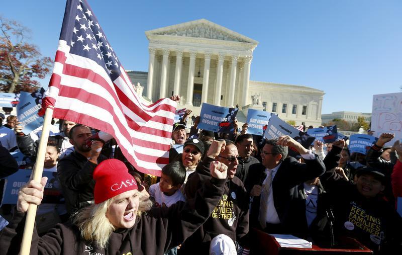 Líderes comunitarios en favor de los inmigrantes, durante una manifestación frente a la Corte Suprema de Estados Unidos, en Washington, en el primer aniversario de las órdenes ejecutivas de inmigración del presidente Barack Obama.