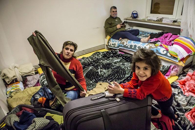 Falak unpacks her family’s luggage in their new house in Germany. © 2017 Anna Pantelia