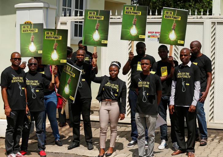 Peserta unjuk rasa memprotes keputusan Indonesia untuk mengeksekusi mati 14 terpidana narkotika, termasuk seorang warga Nigeria, di luar gedung kedutaan besar Indonesia di Abuja, 28 Juli 2016. 