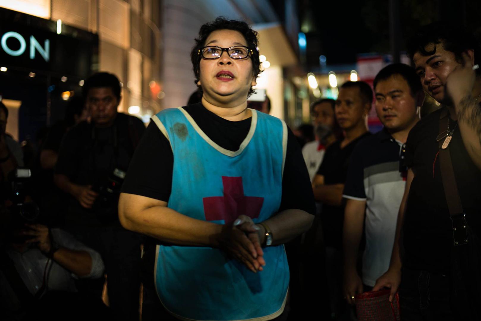 2017年8月30日，佩瑶・阿卡德（Phayao Akhard）身着绰号“凯特”的妹妹卡摩凯特・阿卡德（Kamolkate “Kate” Akhard）遇害时所穿染有血渍的护士背心，抗议法院裁定前总理阿披实和前副总理素贴不必为下令军队驱散“红衫军”示威的案件受审。2010年5月19日，凯特在巴吞寺前照护伤员时遭泰国特种部队士兵射杀身亡。