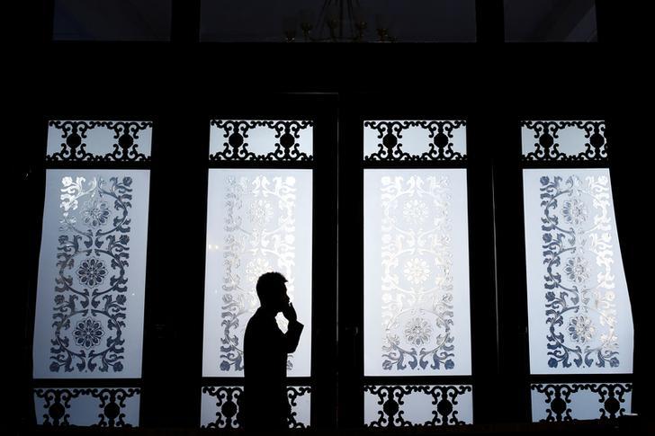 ​2017年3月2日，中国北京一名男子以手机通话。