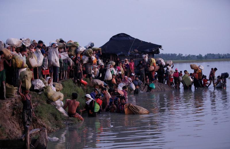 Des Rohingyas ayant fui la Birmanie en traversant la rivière Naf, arrivent sur le territoire du Bangladesh près du village de Palong Khali, situé à proximité du port de Cox's Bazar dans le sud du Bangladesh, le 1er novembre 2017.