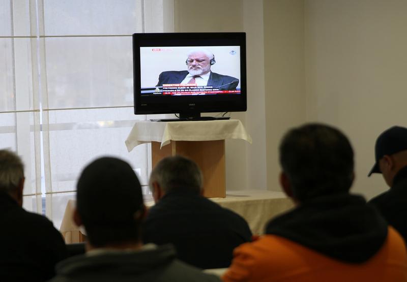 Slobodan Praljak apparaît à la télévision lors de la diffusion du procès en appel à La Haye (Pays-Bas) de six officiers croates de Bosnie accusés de crimes de guerre à l’encontre de musulmans lors du conflit de Bosnie en 1992-1995. Photo prise à Mostar (B