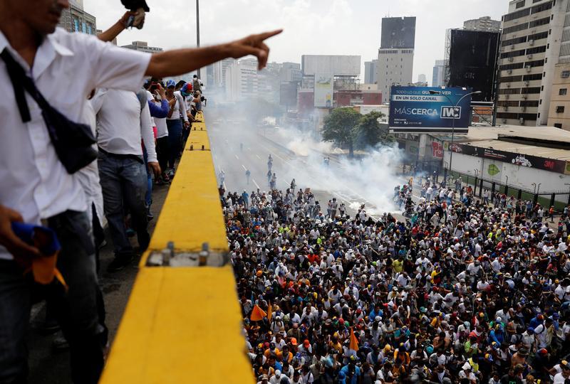 Demonstrators clash with riot police during the so-called "mother of all marches" against Venezuela's President Nicolas Maduro in Caracas, Venezuela April 19, 2017. 