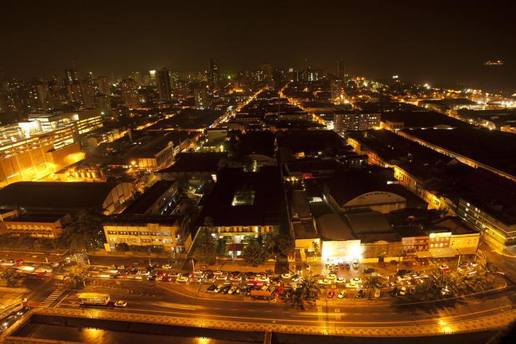 Vista noturna da cidade de Belém, no norte do Brasil. 11 de janeiro de 2012.