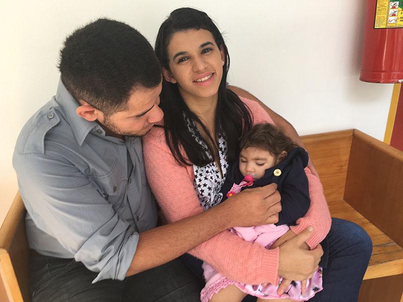 Maria Carolina Silva Flor e Joselito Alves dos Santos com a filha, Maria Gabriela Silva Alves, então com 18 meses de idade, fotografados depois do lançamento do relatório da Human Rights Watch, “Esquecidas e Desprotegidas”, em julho de 2017.