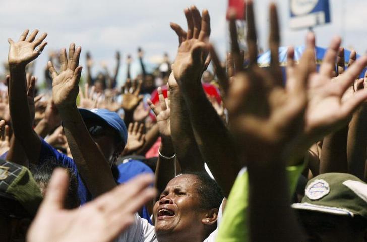 Christian Papuans sing a religious song during a protest in Jayapura of the Indonesia Papua province August 5, 2008. About 1,000 Papuan rally on Tuesday against Indonesian government's plan to implement Islamic sharia law in the Christian stronghold. REUT