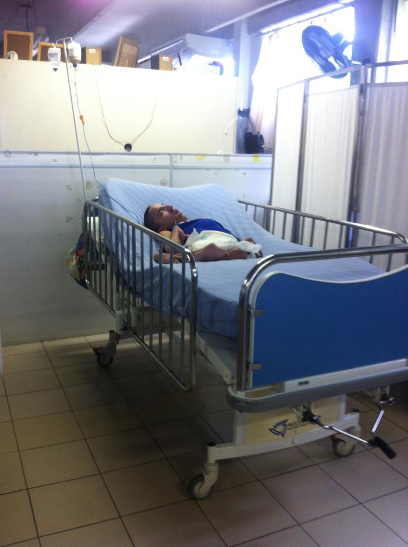 Um homem com deficiência em uma instituição na Bahia vestido apenas da cintura para baixo, com fraldas. Funcionários em algumas instituições no Brasil não vestem por completo adultos com deficiência, desrespeitando sua dignidade.