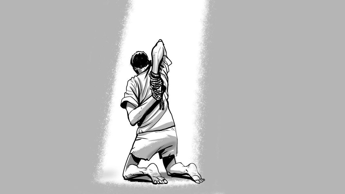 العديد من الأطفال الذين أجريت معهم مقابلات قالوا إنهم تعرضوا للتعذيب في وضعية مجهدة تُسمى "العقرب" تدوم ساعتين في المرة الواحدة.