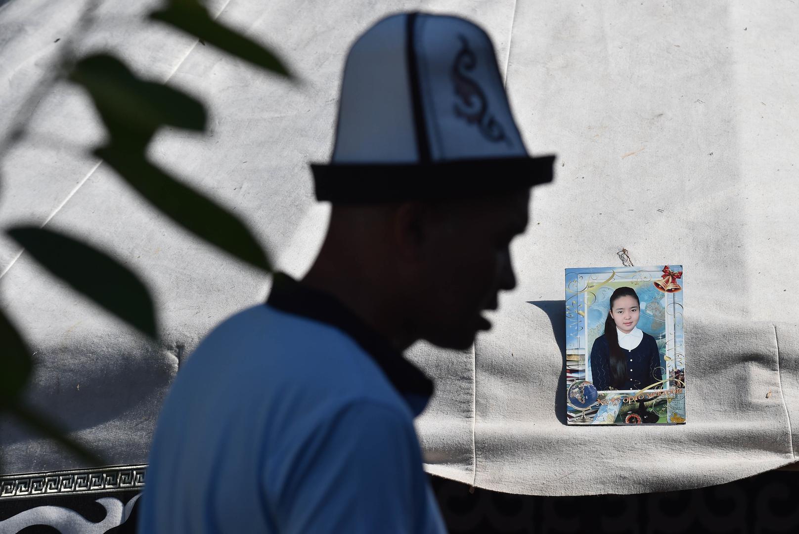 Сороковины по 20-летней студентке медицинского колледжа Бурулай Турдаалы кызы, убитой похитившим ее мужчиной прямо в отделении милиции.