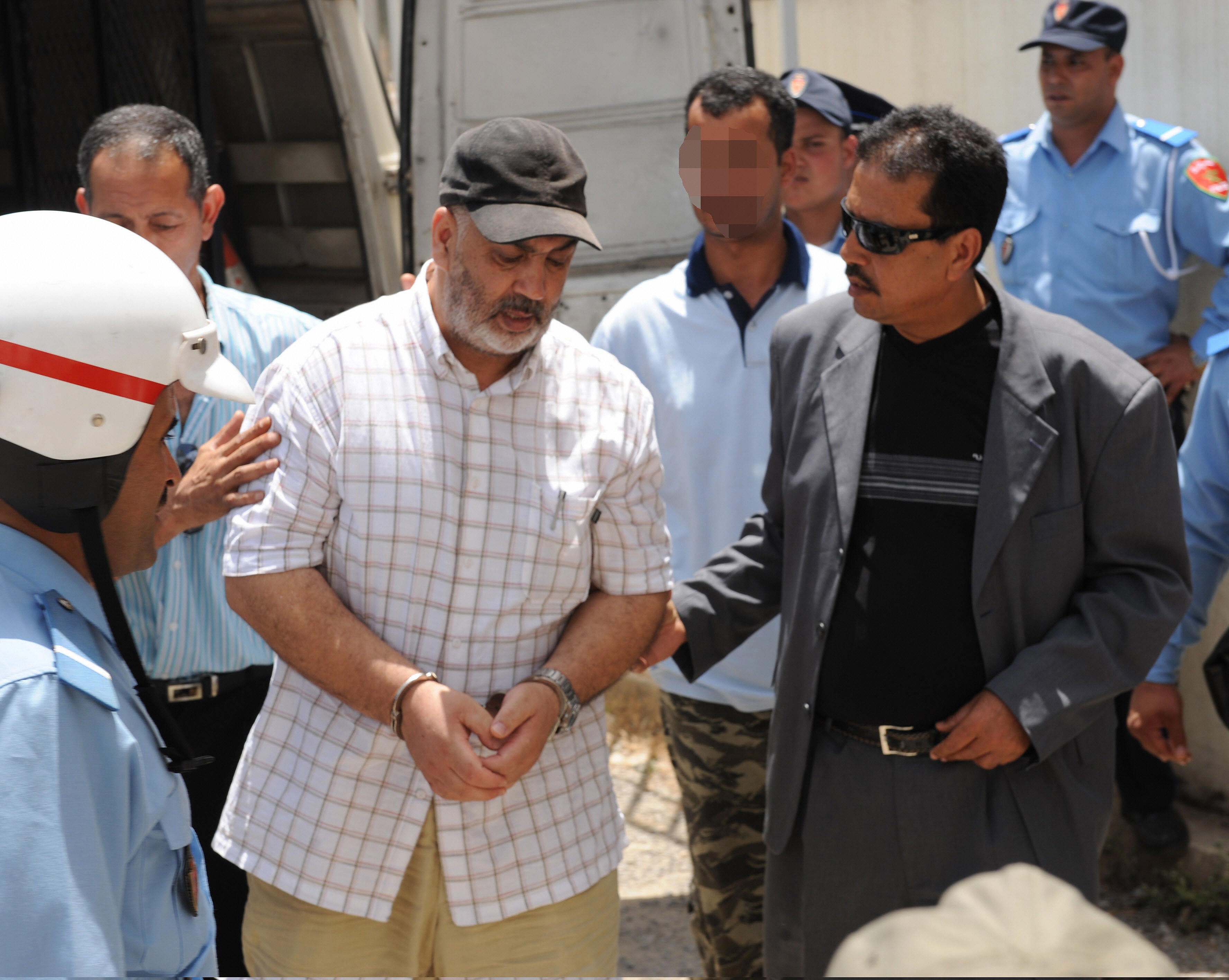 عبد القادر بلعيرج، وهو يصل إلى محكمة في سلا، في المغرب، سنة 2008.