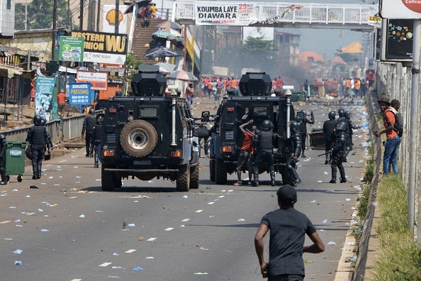  Des policiers arrêtent un homme lors d'une manifestation contre le projet de nouvelle constitution à Conakry, en Guinée, le 14 novembre 2019.  © 2019 Cellou Binani/AFP via Getty Images