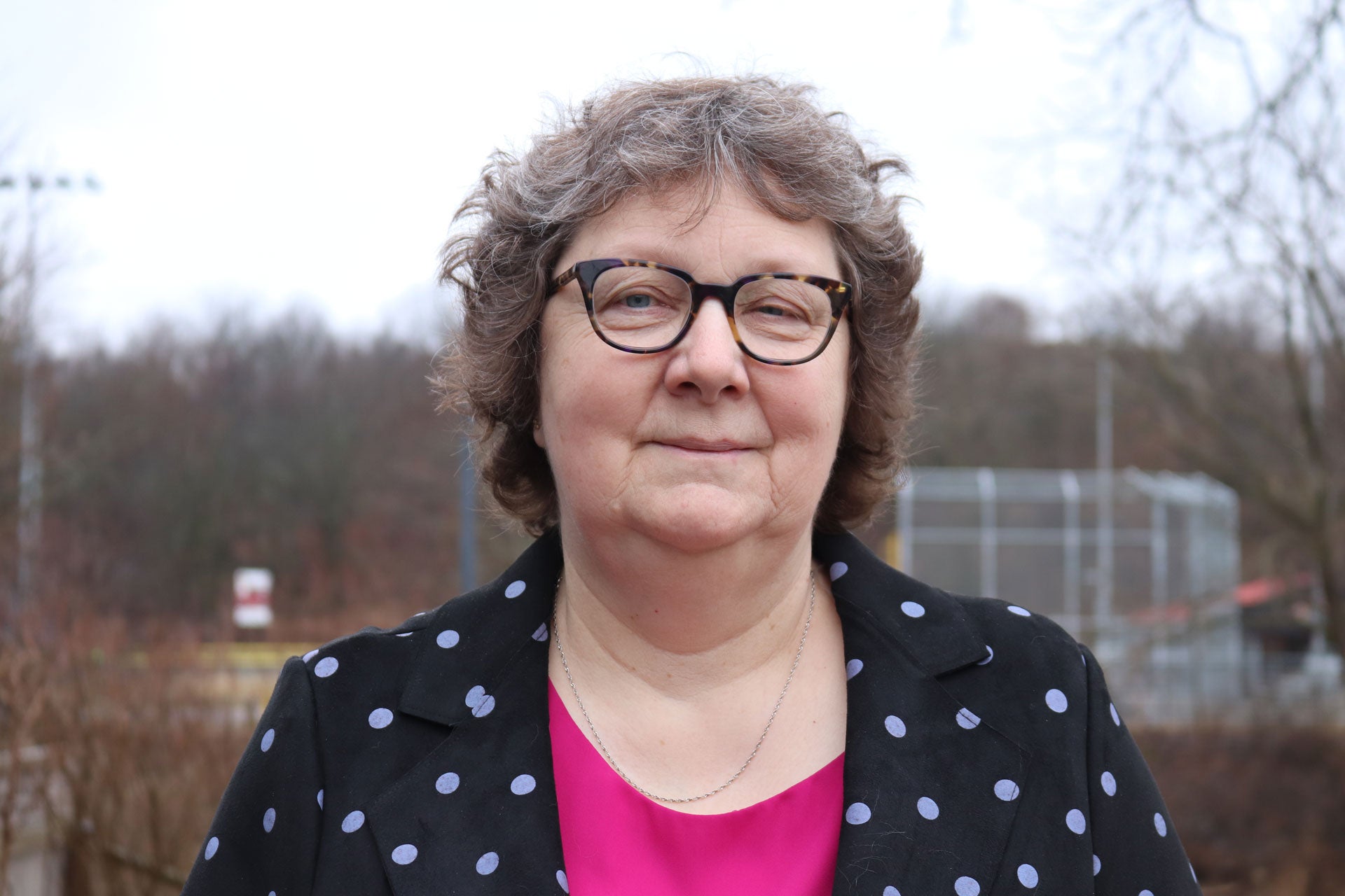 Карен Макколл, официально признанная слепой, находится на карантине в своем доме в Онтарио, Канада. Она столкнулась с препятствиями при получении доступа к информации из Министерства здравоохранения Онтарио.