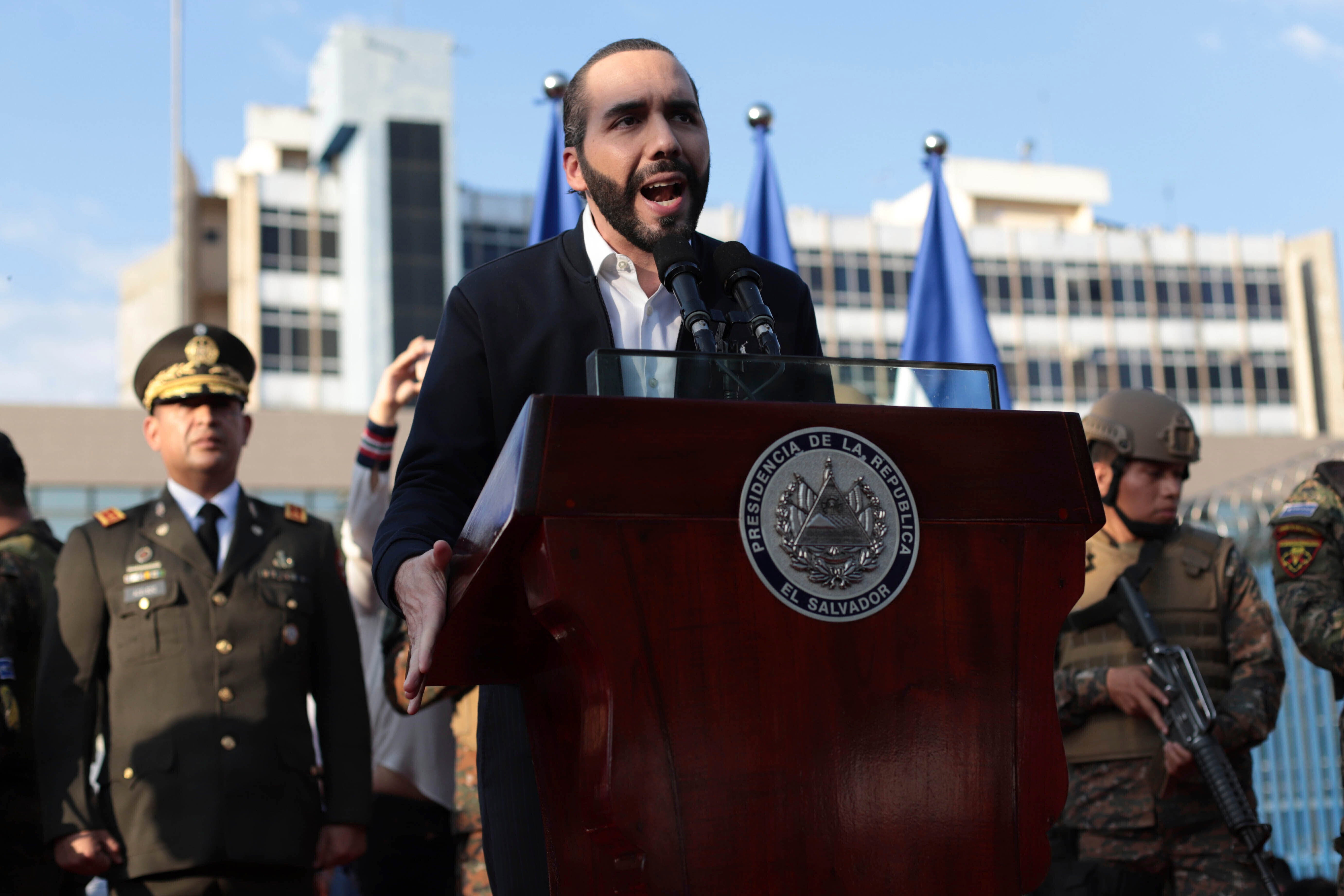 El Presidente del Salvador, Nayib Bukele, acompañado por miembros de las fuerzas armadas, habla a sus seguidores afuera del Congreso en San Salvador, El Salvador.
