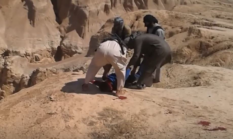 لقطة من مقطع الفيديو الذي نُشر في يونيو/حزيران 2014 على موقع "مسارات" الإخباري. تتطابق ملابس الرجل الميت مع الرجل على يسار الصورة أدناه.