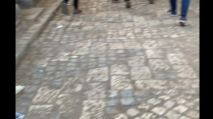 This video shows scenes of a man’s body being carried and attended to by a priest near the Arbatu Ensessa church in Axum.  Video sent to Human Rights Watch that according to the videographer and the video’s metadata was recorded on November 29. These clips have been edited to protect the identity of the person filming and to remove graphic scenes. 