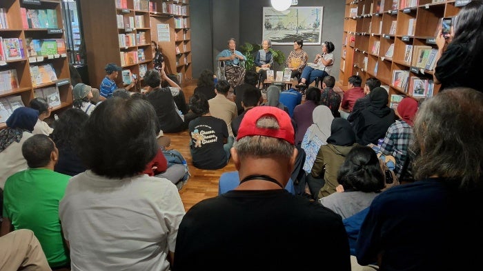 A discussion about the 1965-1966 massacres in Indonesia with a former political prisoner, the daughter of a general killed on September 30, 1965, and a psychologist who edited a book on the traumas of the victims, September 30, 2025.