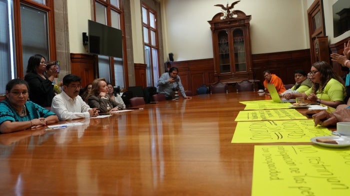 Martha García and a group of representatives from organizations of people with disabilities meet in a Mexico Supreme Court chamber with Justice Hugo Aguilar Ortiz and Justices Lenia Batres and Yasmín Esquivel.