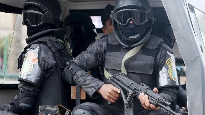 عناصر الأمن يحرسون ميدان التحرير خلال الذكرى الخامسة للانتفاضة التي أنهت 30 عاما من حكم حسني مبارك في القاهرة، مصر، 25 يناير/كانون الثاني 2016. © 2016 رويترز/محمد عبد الغني