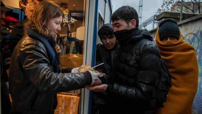 Volunteers provide lunch to migrants