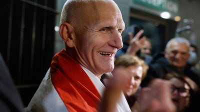 Der Friedensnobelpreisträger Ales Bialiatski, einer der freigelassenen belarussischen Gefangenen, lächelt, als er am 13. Dezember 2025 in der US-Botschaft in Vilnius, Litauen, eintrifft.