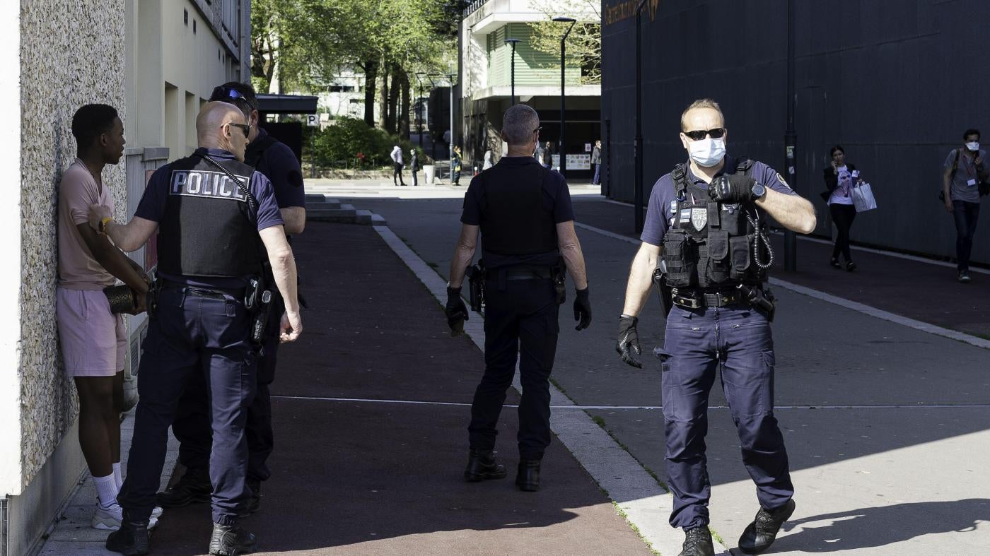 Des agents de police contrôlent les documents d'identité de passants pendant le confinement à Rennes, en France. Le 11 avril 2020. 
