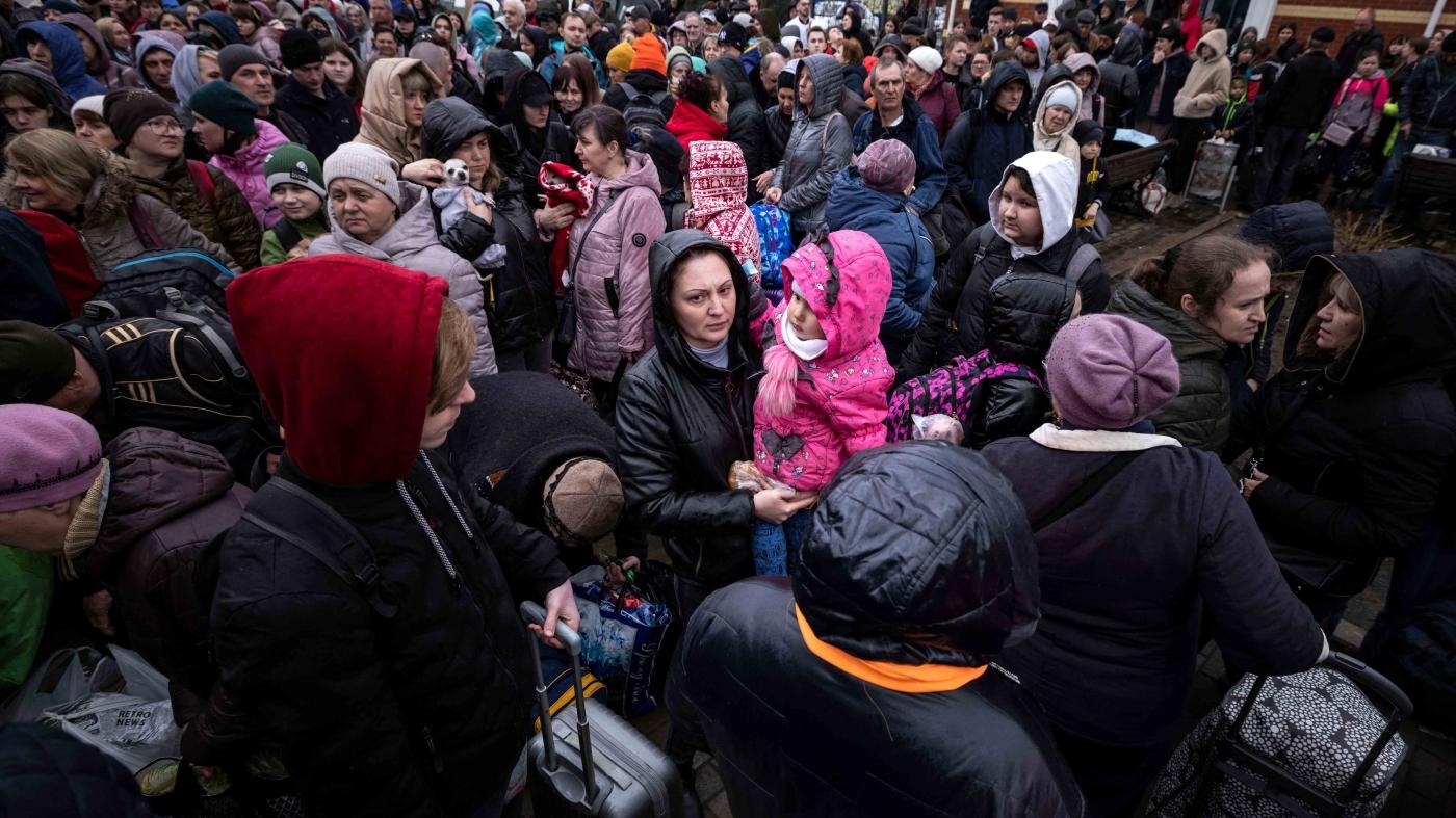  Fleeing families arrive at the main train station in Ukraine’s eastern city of Kramatorsk, in Donbas region, April 3, 2022.
 © 2022 Fadel Senna/AFP/Getty Images