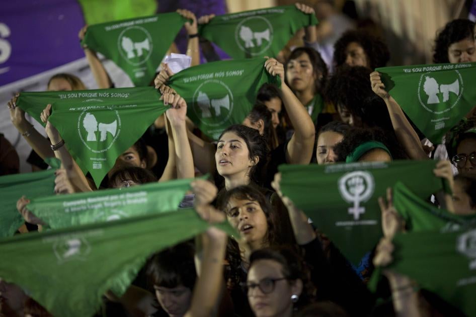 Pro-choice demonstrators at a protest in Rio de Janeiro, Brazil, on August 8, 2018. © 2018 AP Photo/Silvia Izquierdo