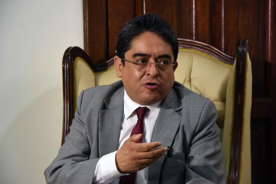 El procurador de los derechos humanos de Guatemala, Jordan Rodas, habla durante una rueda de prensa después de una reunión con miembros de la organización "Orgulloso de mi PNC" (Policía Nacional Civil), conformada por familiares de agentes de policía, en Ciudad de Guatemala el 17 de julio de 2018.