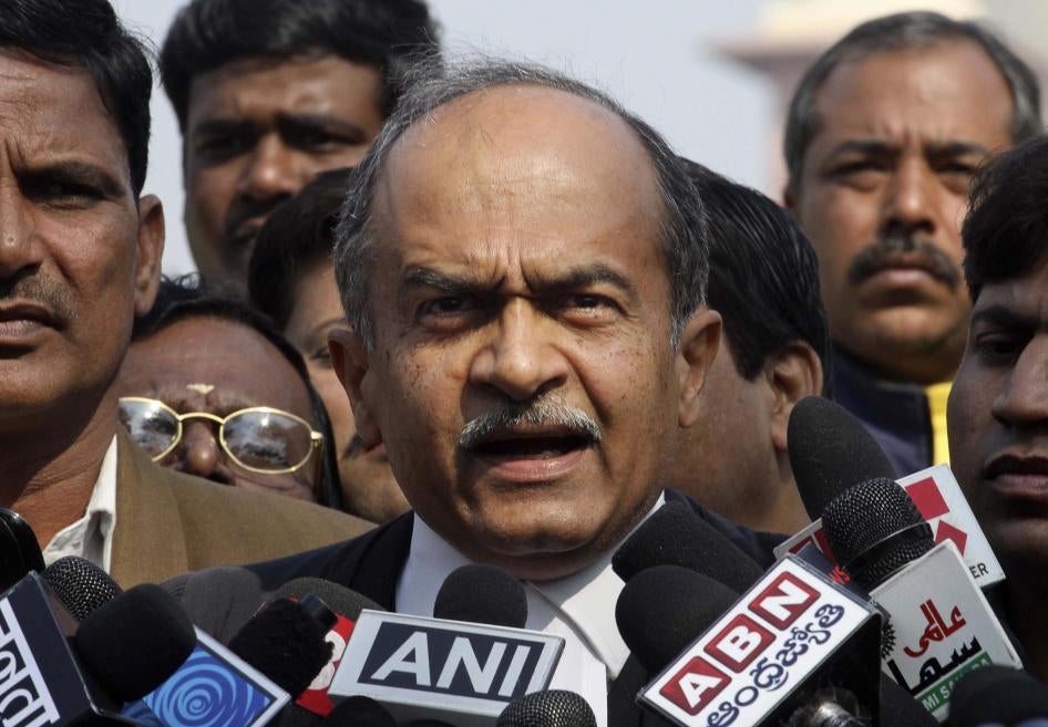 सुप्रीम कोर्ट के बाहर मीडिया से बात करते भारतीय वकील और सामाजिक कार्यकर्ता प्रशांत भूषण, नई दिल्ली, भारत, 2 फरवरी, 2012.