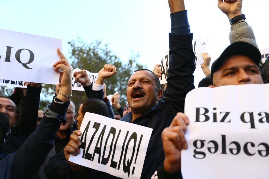 Tofig Yagublu holds a sign calling for freedom at an unsanctioned opposition protest, November 3, 2017. 