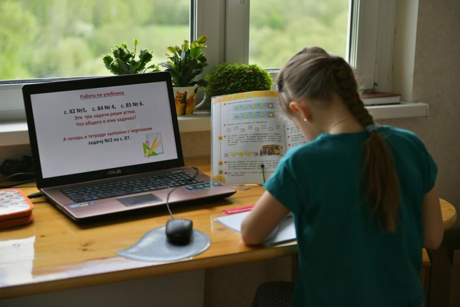 Cette jeune fille faisait ses devoirs pour un cours suivi dans le cadre de l’enseignement à distance, dû à la pandémie de coronavirus, dans son domicile familial à Moscou, en Russie, le 13 mai 2020.