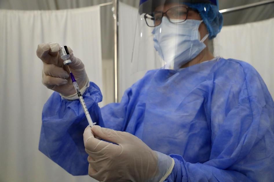 A nurse prepares a Covid-19 vaccine syringe at the Saint George Hospital in Beirut, Lebanon on February 16, 2021. © 2021 AP Photo/Hussein Malla