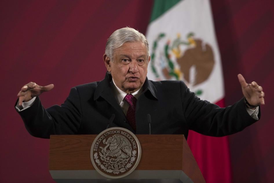 En esta foto de archivo del 18 de diciembre de 2020, el presidente mexicano Andrés Manuel López Obrador dicta su conferencia matutina desde el palacio presidencial en Ciudad de México. El 14 de enero de 2021, López Obrador prometió liderar una campaña internacional para combatir la presunta censura ejercida por compañías de redes sociales que bloquearon o suspendieron las cuentas del expresidente de Estados Unidos, Donald Trump.