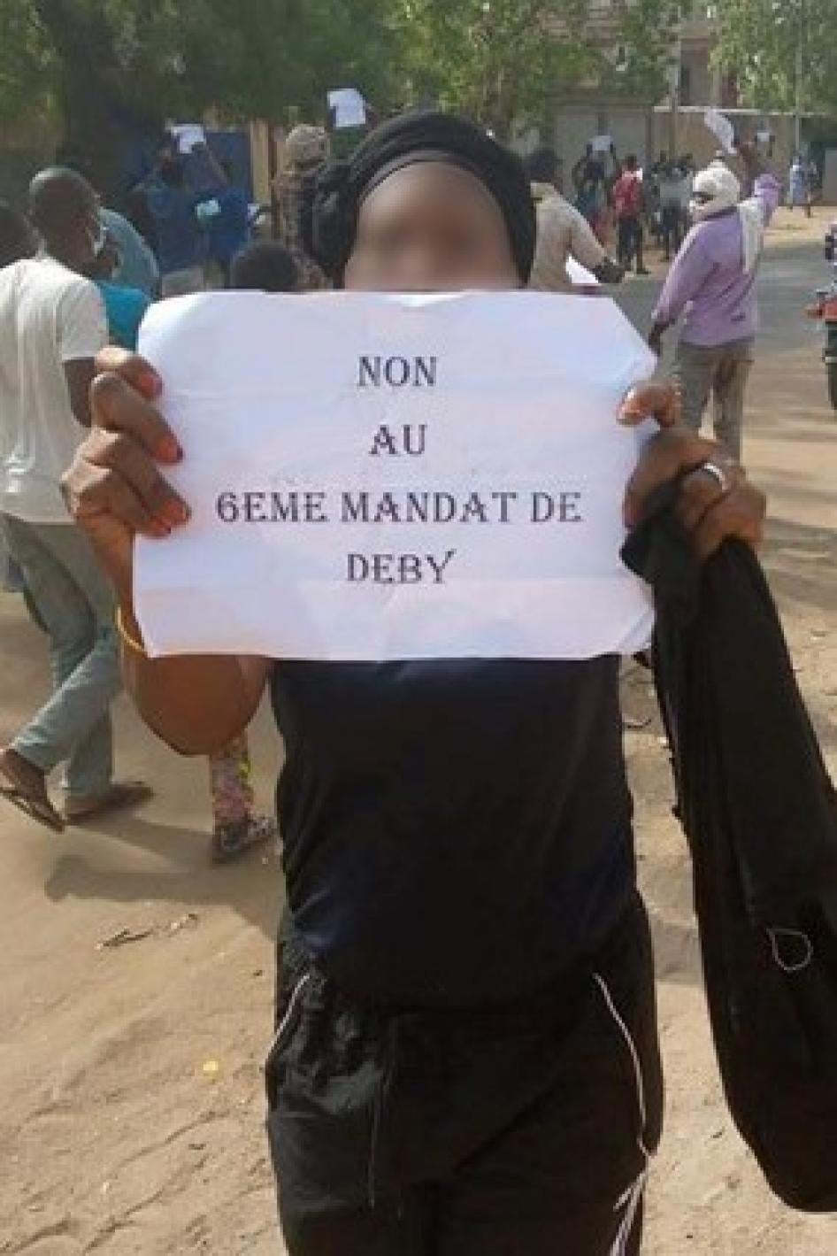 Une femme tient une pancarte où figure le message « Non au 6ème mandat de Deby&nbsp;», lors d’une manifestation dans la capitale du Tchad, N'Djaména, le 20 mars 2021.