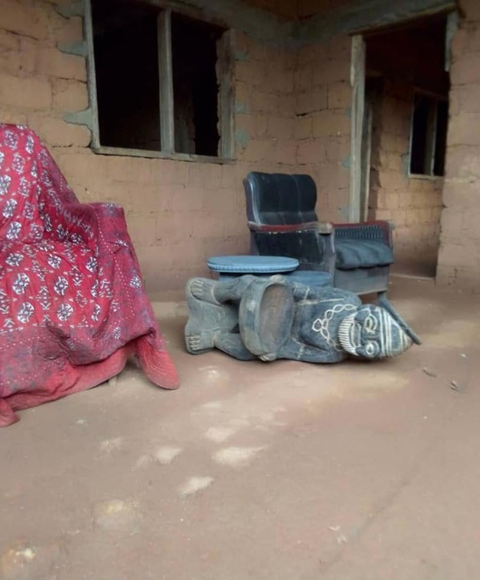 Cameroonian soldiers during an operation in Ndzeen village, North-West region, on June 9, 2021 pushed over a sculpture of the oldest ‘Fon’ at the residence of the current ‘Fon’, the village’s traditional authority. Residents of Ndzeen told Human Rights Watch that deliberately knocking over the sculpture is a sign of disrespect and desecration. June 9, 2021, residence of the ‘Fon’, Ndzeen, North-West region, Cameroon 