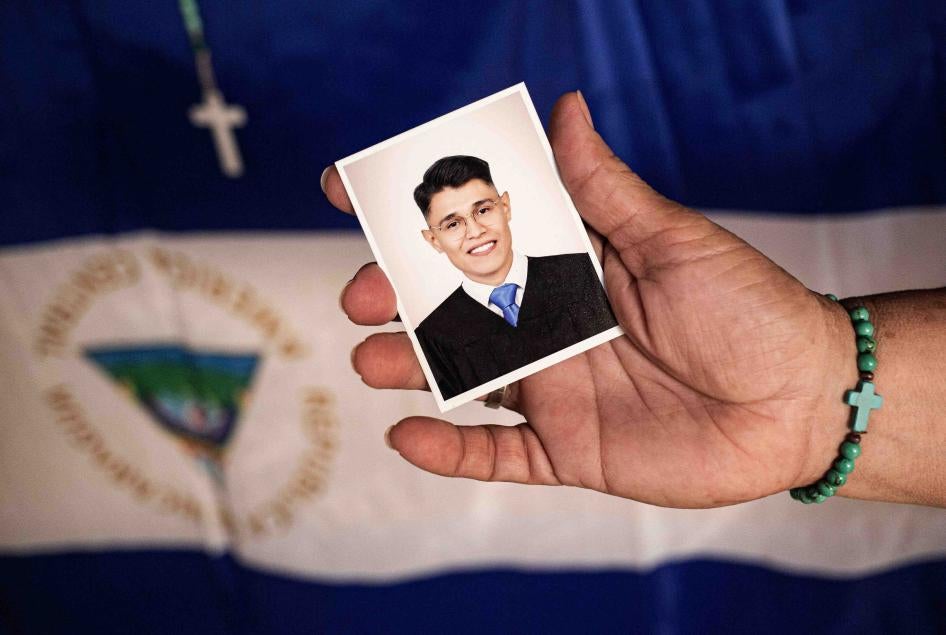 Lesbia Alfaro, madre del líder estudiantil Lesther Alemán, exiliado luego de participar en las protestas contra el gobierno del presidente nicaragüense Daniel Ortega en 2018, sostiene un retrato de su hijo durante una entrevista con AFP en Managua, el 14 de septiembre de 2021. 