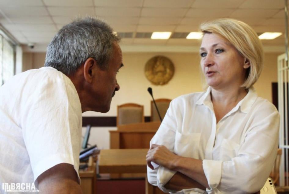 Геннадий Федынич и адвокатка Наталья Мацкевич в суде в Минске.